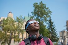 Si l'on regarde directement le Soleil, le risque principal est une brûlure à la rétine. Cette atteinte peut être réversible, mais aussi permanente et causer une perte définitive de la vision.